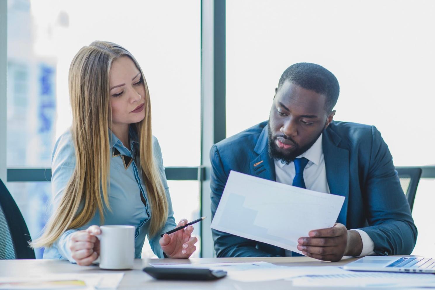 Tableaux de bord financiers montrant l'évolution saisonnière
